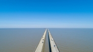Nhiều tài xế không dám đi hết cây cầu dài nhất thế giới