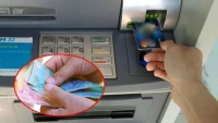 Sau khi rút tiền khỏi máy ATM, đừng rời đi ngay: Làm thêm việc này, bạn sẽ nhận được lợi ích lớn