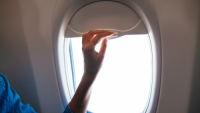 Tại sao hành khách không được đóng cửa sổ lúc máy bay cất cánh và hạ cánh