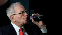 Warren Buffett mê ăn vặt, uống Coca ở tuổi 94
