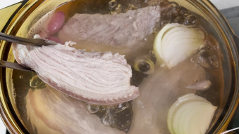 Luộc thịt dùng nước sôi hay lạnh đều sai bét: Cho thứ này vào nồi thịt mềm ngọt hơn nhiều