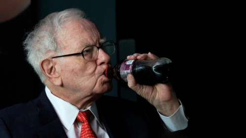 Warren Buffett mê ăn vặt, uống Coca ở tuổi 94